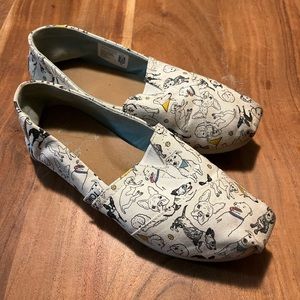 TOMS shows womens US 7. Year of the Dog pattern.